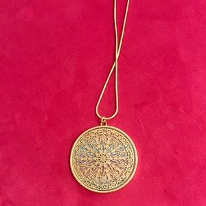 NWT Beautiful Gold Pendant Necklace
